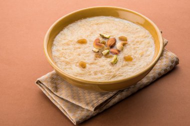 tatlı Kheer veya koyak payasa, gil-e-firdaus, fereni olarak da bilinen dik Khurma Seviyan, popüler tatlı tabağı