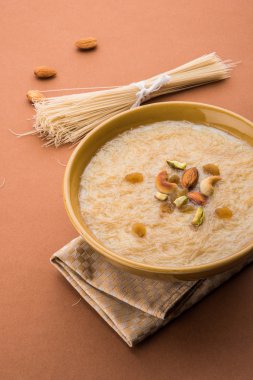 tatlı Kheer veya koyak payasa, gil-e-firdaus, fereni olarak da bilinen dik Khurma Seviyan, popüler tatlı tabağı