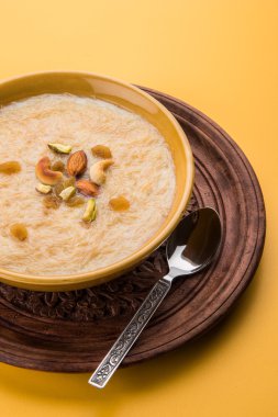 tatlı Kheer veya koyak payasa, gil-e-firdaus, fereni olarak da bilinen dik Khurma Seviyan, popüler tatlı tabağı