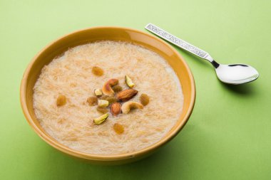 tatlı Kheer veya koyak payasa, gil-e-firdaus, fereni olarak da bilinen dik Khurma Seviyan, popüler tatlı tabağı