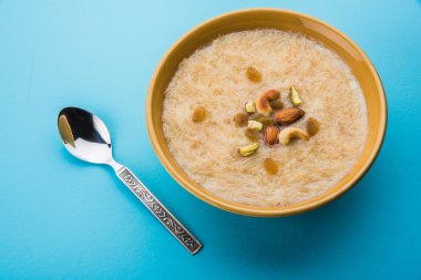 tatlı Kheer veya koyak payasa, gil-e-firdaus, fereni olarak da bilinen dik Khurma Seviyan, popüler tatlı tabağı