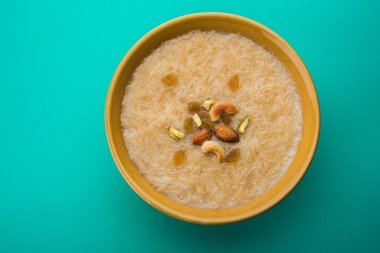 tatlı Kheer veya koyak payasa, gil-e-firdaus, fereni olarak da bilinen dik Khurma Seviyan, popüler tatlı tabağı
