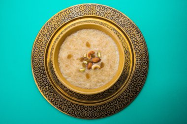 tatlı Kheer veya koyak payasa, gil-e-firdaus, fereni olarak da bilinen dik Khurma Seviyan, popüler tatlı tabağı