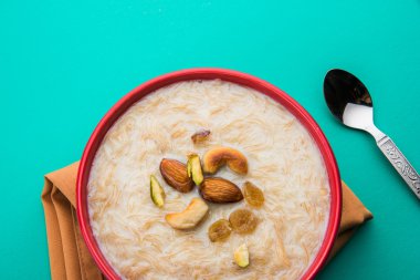 tatlı Kheer veya koyak payasa, gil-e-firdaus, fereni olarak da bilinen dik Khurma Seviyan, popüler tatlı tabağı