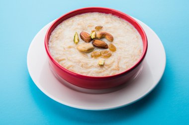 tatlı Kheer veya koyak payasa, gil-e-firdaus, fereni olarak da bilinen dik Khurma Seviyan, popüler tatlı tabağı