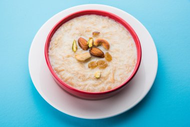 tatlı Kheer veya koyak payasa, gil-e-firdaus, fereni olarak da bilinen dik Khurma Seviyan, popüler tatlı tabağı