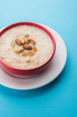 tatlı Kheer veya koyak payasa, gil-e-firdaus, fereni olarak da bilinen dik Khurma Seviyan, popüler tatlı tabağı