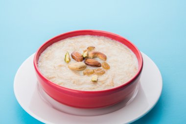 tatlı Kheer veya koyak payasa, gil-e-firdaus, fereni olarak da bilinen dik Khurma Seviyan, popüler tatlı tabağı