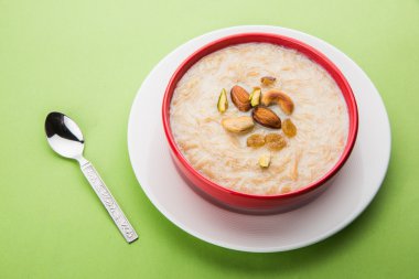 tatlı Kheer veya koyak payasa, gil-e-firdaus, fereni olarak da bilinen dik Khurma Seviyan, popüler tatlı tabağı