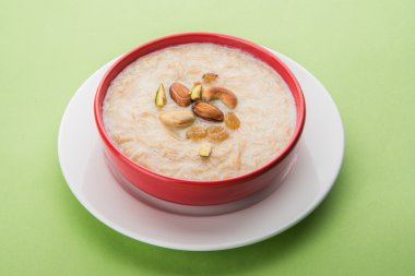 tatlı Kheer veya koyak payasa, gil-e-firdaus, fereni olarak da bilinen dik Khurma Seviyan, popüler tatlı tabağı