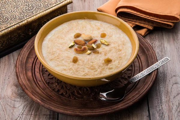 Doux Kheer ou khir payasa, gil-e-firdaus, fereni également connu sous le nom de Sheer Khurma Seviyan, plat sucré populaire — Photo