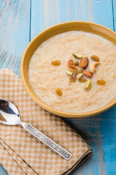 Süße kheer oder khir payasa, gil-e-firdaus, fereni auch bekannt als schiere khurma seviyan, beliebtes süßes Gericht — Stockfoto