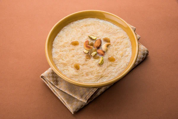 tatlı Kheer veya koyak payasa, gil-e-firdaus, fereni olarak da bilinen dik Khurma Seviyan, popüler tatlı tabağı