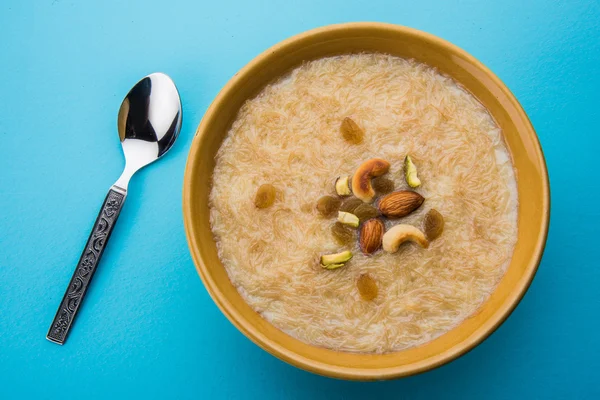 tatlı Kheer veya koyak payasa, gil-e-firdaus, fereni olarak da bilinen dik Khurma Seviyan, popüler tatlı tabağı
