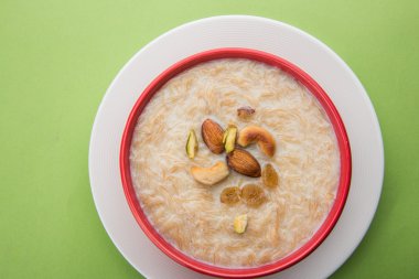 tatlı Kheer veya koyak payasa, gil-e-firdaus, fereni olarak da bilinen dik Khurma Seviyan, popüler tatlı tabağı
