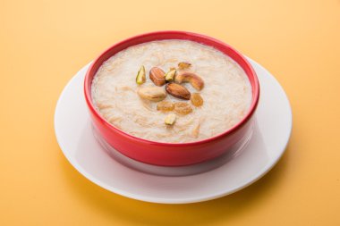 tatlı Kheer veya koyak payasa, gil-e-firdaus, fereni olarak da bilinen dik Khurma Seviyan, popüler tatlı tabağı