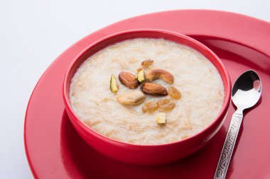 tatlı Kheer veya koyak payasa, gil-e-firdaus, fereni olarak da bilinen dik Khurma Seviyan, popüler tatlı tabağı