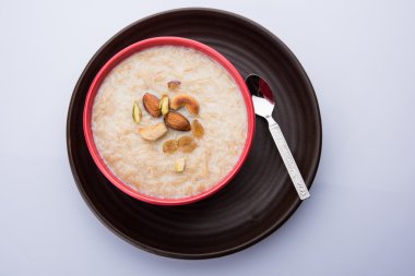 tatlı Kheer veya koyak payasa, gil-e-firdaus, fereni olarak da bilinen dik Khurma Seviyan, popüler tatlı tabağı