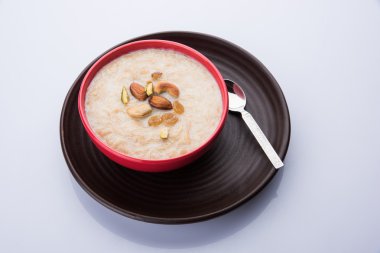 tatlı Kheer veya koyak payasa, gil-e-firdaus, fereni olarak da bilinen dik Khurma Seviyan, popüler tatlı tabağı