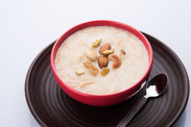 tatlı Kheer veya koyak payasa, gil-e-firdaus, fereni olarak da bilinen dik Khurma Seviyan, popüler tatlı tabağı