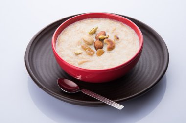 tatlı Kheer veya koyak payasa, gil-e-firdaus, fereni olarak da bilinen dik Khurma Seviyan, popüler tatlı tabağı