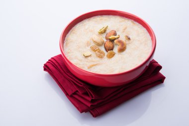 tatlı Kheer veya koyak payasa, gil-e-firdaus, fereni olarak da bilinen dik Khurma Seviyan, popüler tatlı tabağı