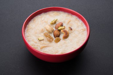 tatlı Kheer veya koyak payasa, gil-e-firdaus, fereni olarak da bilinen dik Khurma Seviyan, popüler tatlı tabağı