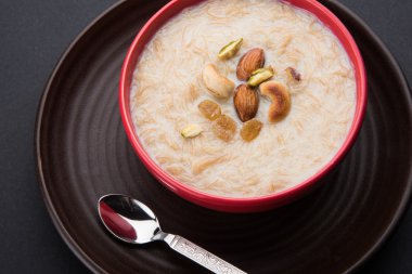 tatlı Kheer veya koyak payasa, gil-e-firdaus, fereni olarak da bilinen dik Khurma Seviyan, popüler tatlı tabağı