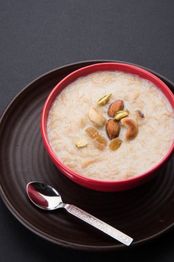 tatlı Kheer veya koyak payasa, gil-e-firdaus, fereni olarak da bilinen dik Khurma Seviyan, popüler tatlı tabağı