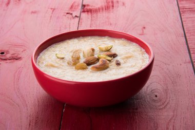 tatlı Kheer veya koyak payasa, gil-e-firdaus, fereni olarak da bilinen dik Khurma Seviyan, popüler tatlı tabağı