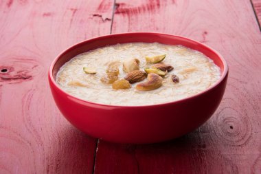 tatlı Kheer veya koyak payasa, gil-e-firdaus, fereni olarak da bilinen dik Khurma Seviyan, popüler tatlı tabağı