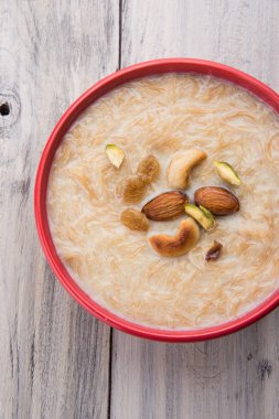 tatlı Kheer veya koyak payasa, gil-e-firdaus, fereni olarak da bilinen dik Khurma Seviyan, popüler tatlı tabağı