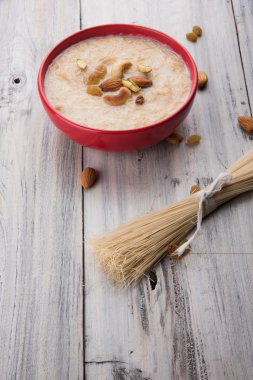 tatlı Kheer veya koyak payasa, gil-e-firdaus, fereni olarak da bilinen dik Khurma Seviyan, popüler tatlı tabağı