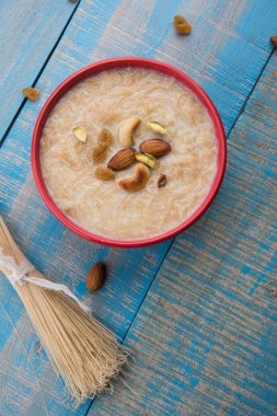 tatlı Kheer veya koyak payasa, gil-e-firdaus, fereni olarak da bilinen dik Khurma Seviyan, popüler tatlı tabağı