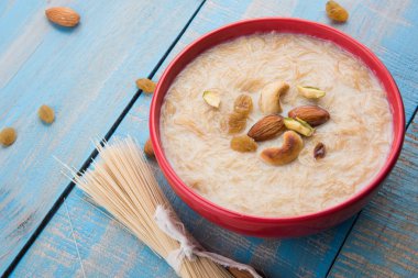 tatlı Kheer veya koyak payasa, gil-e-firdaus, fereni olarak da bilinen dik Khurma Seviyan, popüler tatlı tabağı