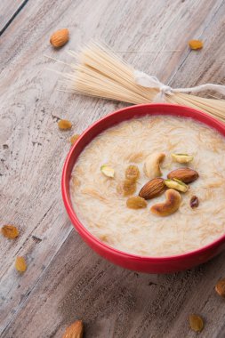 tatlı Kheer veya koyak payasa, gil-e-firdaus, fereni olarak da bilinen dik Khurma Seviyan, popüler tatlı tabağı