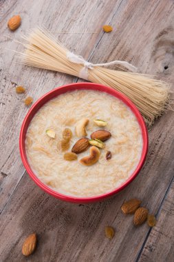 tatlı Kheer veya koyak payasa, gil-e-firdaus, fereni olarak da bilinen dik Khurma Seviyan, popüler tatlı tabağı