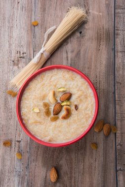 tatlı Kheer veya koyak payasa, gil-e-firdaus, fereni olarak da bilinen dik Khurma Seviyan, popüler tatlı tabağı