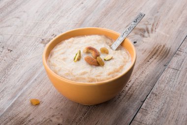 tatlı Kheer veya koyak payasa, gil-e-firdaus, fereni olarak da bilinen dik Khurma Seviyan, popüler tatlı tabağı