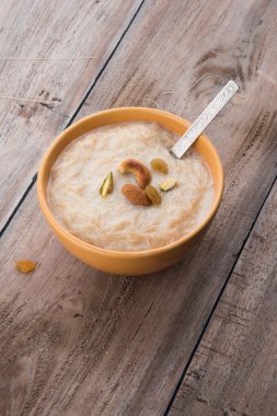 tatlı Kheer veya koyak payasa, gil-e-firdaus, fereni olarak da bilinen dik Khurma Seviyan, popüler tatlı tabağı