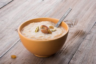 tatlı Kheer veya koyak payasa, gil-e-firdaus, fereni olarak da bilinen dik Khurma Seviyan, popüler tatlı tabağı