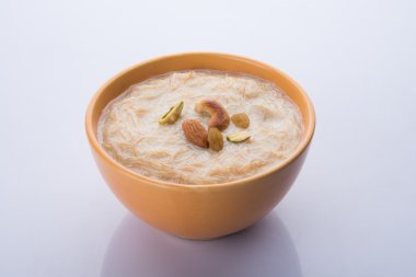 tatlı Kheer veya koyak payasa, gil-e-firdaus, fereni olarak da bilinen dik Khurma Seviyan, popüler tatlı tabağı