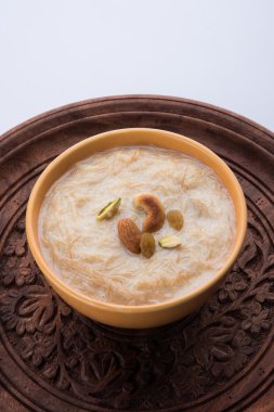 tatlı Kheer veya koyak payasa, gil-e-firdaus, fereni olarak da bilinen dik Khurma Seviyan, popüler tatlı tabağı