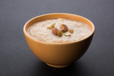 tatlı Kheer veya koyak payasa, gil-e-firdaus, fereni olarak da bilinen dik Khurma Seviyan, popüler tatlı tabağı