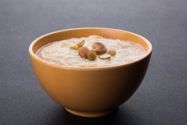tatlı Kheer veya koyak payasa, gil-e-firdaus, fereni olarak da bilinen dik Khurma Seviyan, popüler tatlı tabağı