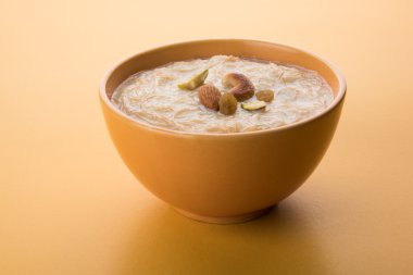 tatlı Kheer veya koyak payasa, gil-e-firdaus, fereni olarak da bilinen dik Khurma Seviyan, popüler tatlı tabağı