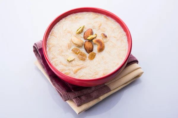 Süße kheer oder khir payasa, gil-e-firdaus, fereni auch bekannt als schiere khurma seviyan, beliebtes süßes Gericht — Stockfoto