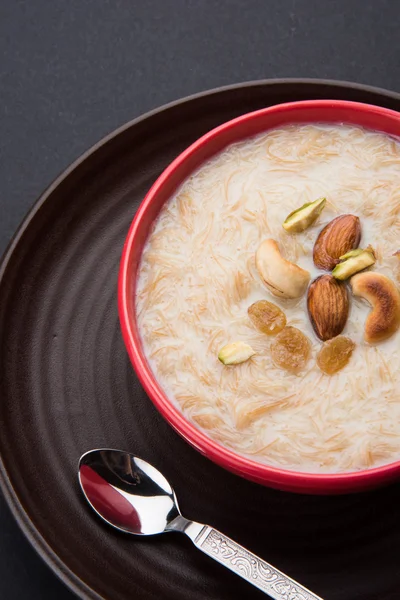 Tatlı Kheer veya koyak payasa, gil-e-firdaus, fereni olarak da bilinen dik Khurma Seviyan, popüler tatlı tabağı — Stok fotoğraf