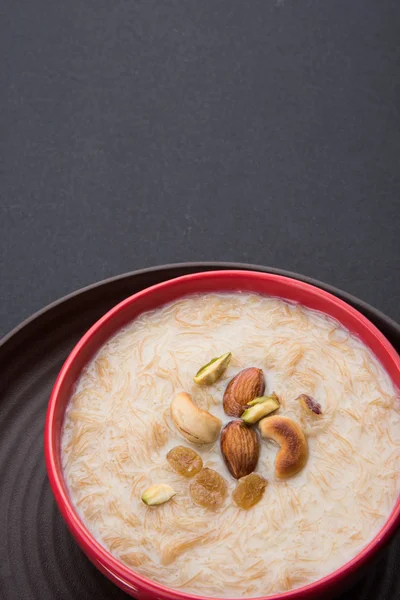 Tatlı Kheer veya koyak payasa, gil-e-firdaus, fereni olarak da bilinen dik Khurma Seviyan, popüler tatlı tabağı — Stok fotoğraf