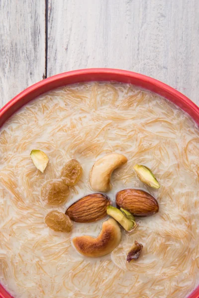 달콤한 Kheer 또는 khir payasa, 길-e-firdaus, fereni로 알려진 완전 한 Khurma Seviyan, 인기 있는 달콤한 요리 — 스톡 사진